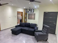 Cozy 3-bedroom apartment in Kasoa with AC, WiFi, water heater, solar power فنادق في کاسوا