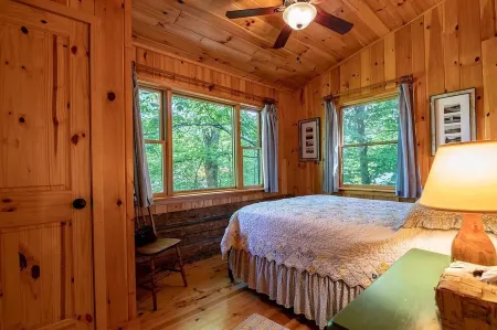 Camp Oxbow on Rainbow Lake in the heart of the Adirondack Mountains Отели в г. Брайтон