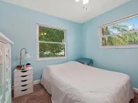 Charming 3-bedroom house/ lake, huge backyard, WiFi, fishing, 10 mins from beach