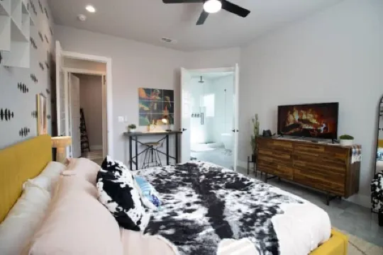 Hot Tub Serenity: A Stellar Stay - 4 b/3b Amazing