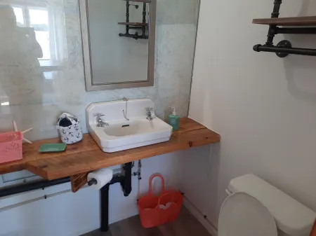 One bedroom, close to everything.... trout lake north bay