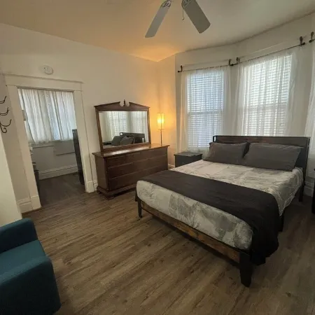 Charming 2-bedroom 1st Floor apartment in lovely Terre Haute with WiFi, AC
