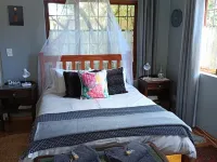 Quaint Cottage with tranquil garden and swimming pool .  Near beach  ! Hotels in Fish hoek