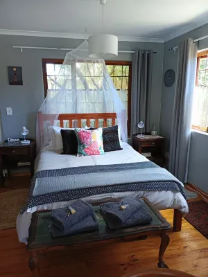 Quaint Cottage with tranquil garden and swimming pool .  Near beach  !