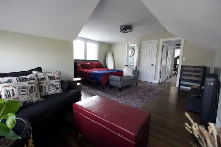 Spacious 5-bedroom bungalow with AC, WiFi in welcoming Berwyn