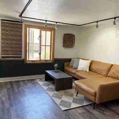 Shaffer's Flat - Stay and play IN downtown Bend! Others