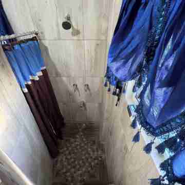 Comfortable Self Contained Apartment, close to the Airport, beaches, shopping . Rooms