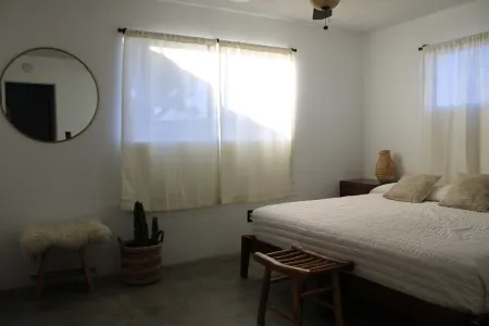 Welcome to the Joshua Tree Beach House Отели рядом с достопримечательностью «Юкка Вэлли Элементари Скул»