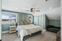 CHARMING RETREAT! Over-looking Lake, Hot tub, WiFi, AC, Nearby Walking Trails