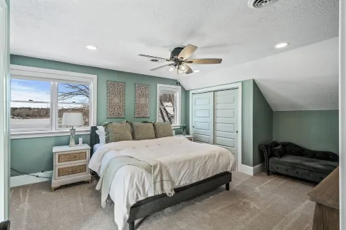 CHARMING RETREAT! Over-looking Lake, Hot tub, WiFi, AC, Nearby Walking Trails