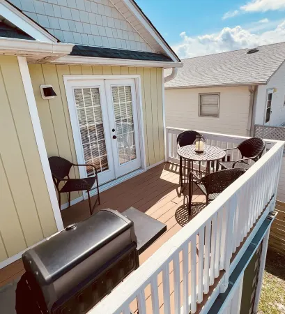 Beach Retreat - Spacious Top Level APT, Walk to Carolina Beach, Lake & Park