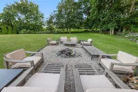 Stunning Farmhouse - Private Pool & Vintage Arcade - Close to Newport & Beaches