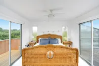 MCM Beach house in exclusive Amagansett dunes minutes from beach path