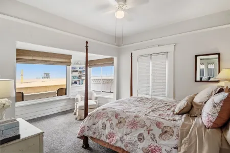 5 bedroom Cottage on the Strand!