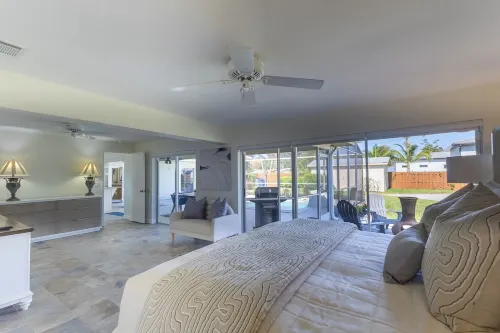 Stunning fully renovated house, and outdoor retreat in the heart of Fort Myers. Hotels in McGregor