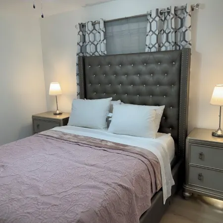 Beautiful oversized 2-bedroom house in Riverview near many points of interest. Отели в г. Ривервью