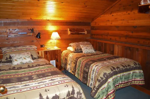 Spacious 5-bedroom lodge in Flippin Ar, on the beautiful White River.