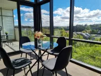 Charming 1-bedroom apartment in marvelous Belconnen with views of lake Hotels in Belconnen