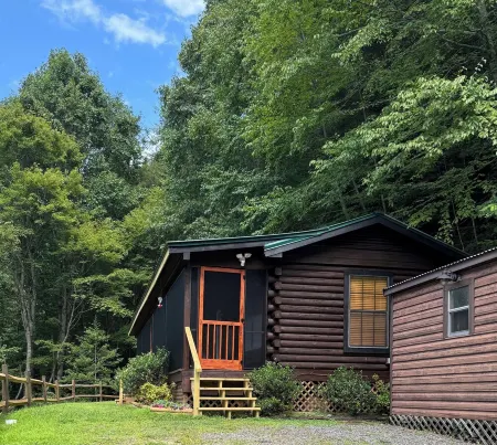 Simple Charming 2-bedroom cabin in Whittier NC, 14 miles from Cherokee