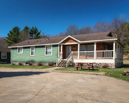 The Wolf Cabin at the Riviera Resort in Neillsville, Wisconsin! デューハーストのホテル