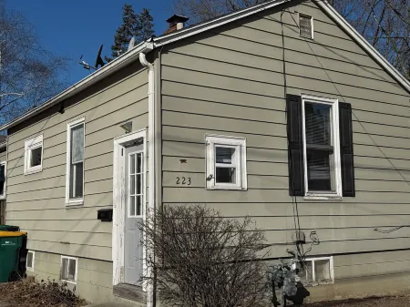 Charming 2-bedroom house with WiFi, AC in adorable Sycamore Отели в г. Де-Калб