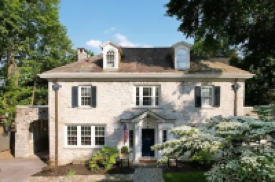 Downtown! Private Entrance Guest Suite in State College. ステート・カレッジのホテル