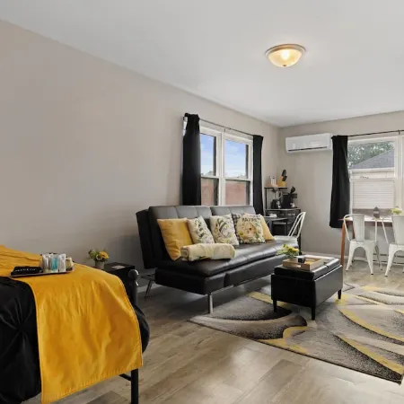 Spacious Studio Apt/Sleeps 2/Extendedstays/Work or Vacation/Free Wifi & Parking