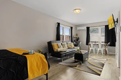 Spacious Studio Apt/Sleeps 2/Extendedstays/Work or Vacation/Free Wifi & Parking