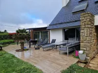 Weekly rental house with swimming pooleur 5 km from the beach فنادق في Ploneour-Lanvern