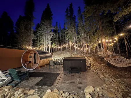 7 Person HOTTUB & BARREL SAUNA