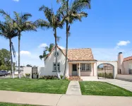 Cheerful 6-Bedroom Villa by the sea with hot tub