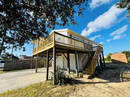 Avalon Beach Bungalow- walk to the the beach and the bay