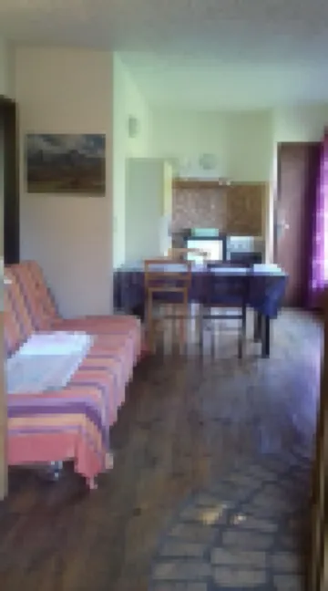 Studios in chalets with private parking. 昂布蘭酒店