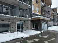 Ski-in Penthouse Condo at the base of Mont-Ste-Anne Hoteles en Beaupré