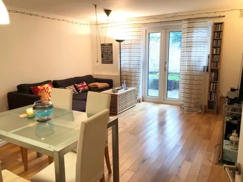 Beautiful 2 bedroom garden flat w/ free parking Hotels in Surbiton