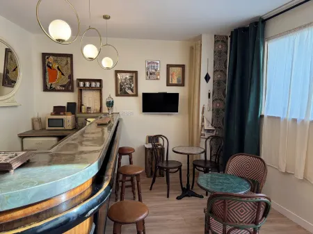 Le Grand Café - BedinShop - historic center Отели в г. Роман-Сюр-Изер