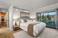 Lake front Glass house with Private Dock/Lake access/Kayak/Paddle board