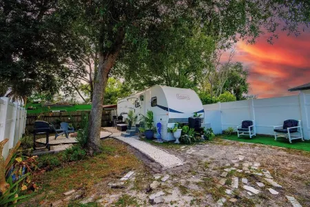 Cozy 2-bedroom RV with WiFi, AC in lovely Spring Hill