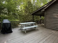 Charming 3-bedroom cabin in Madison, NH with private access to lake. Hotels in Madison