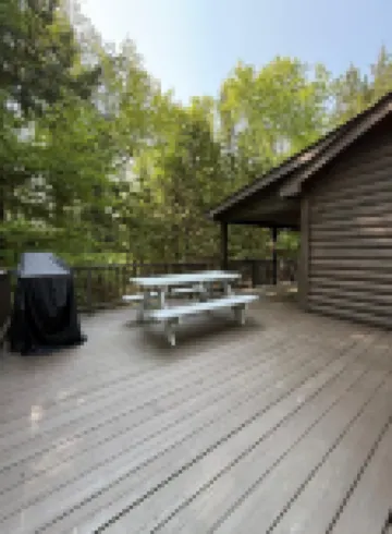 Charming 3-bedroom cabin in Madison, NH with private access to lake.