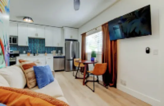 Triplex- 1 Block to the Beach, Heated Pool ,Putt-Putt, Bikes, Games
