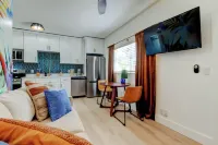 Welcome to the Jungle- Triplex across the street from the beach, heated pool