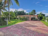 Charming 2-bedroom house in brilliant Miami with WiFi, AC that fits 8 people Hotels in Golden Glades
