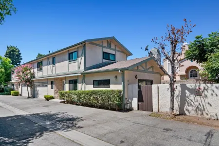 Enjoyable townhome with AC in vibrant Los Angeles