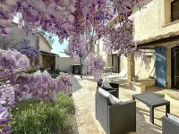 In the middle of 300 olive trees, quiet, part of a farmhouse, with 2 master suites Hotel a Cavaillon