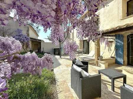 In the middle of 300 olive trees, quiet, part of a farmhouse, with 2 master suites