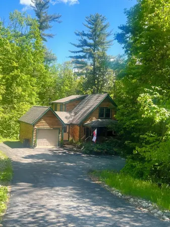 Charming Log Cabin in Lake George
