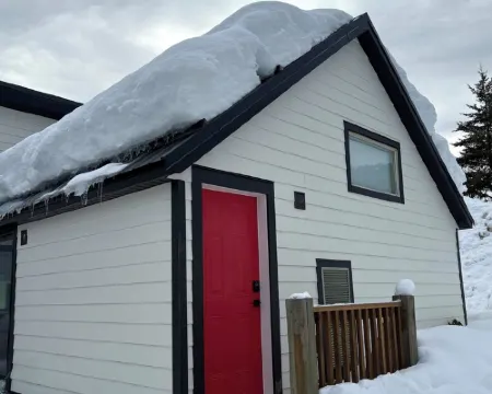 Red Powder House with Foosball Table. Downtown Rossland 5 min to Red Mountain Hoteles en Rossland