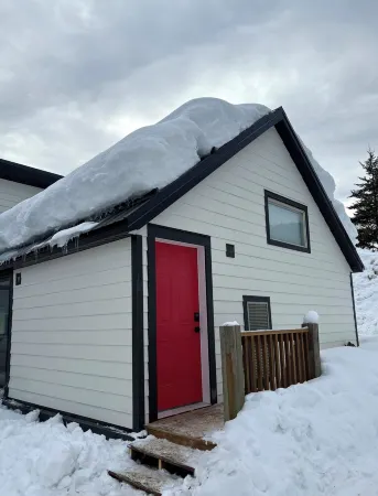 Red Powder House with Foosball Table. Downtown Rossland 5 min to Red Mountain