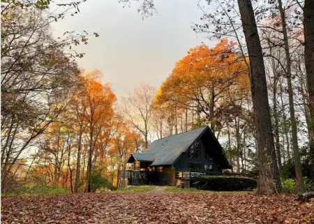 NEW: Chalet Getaway, 5 min to Main St